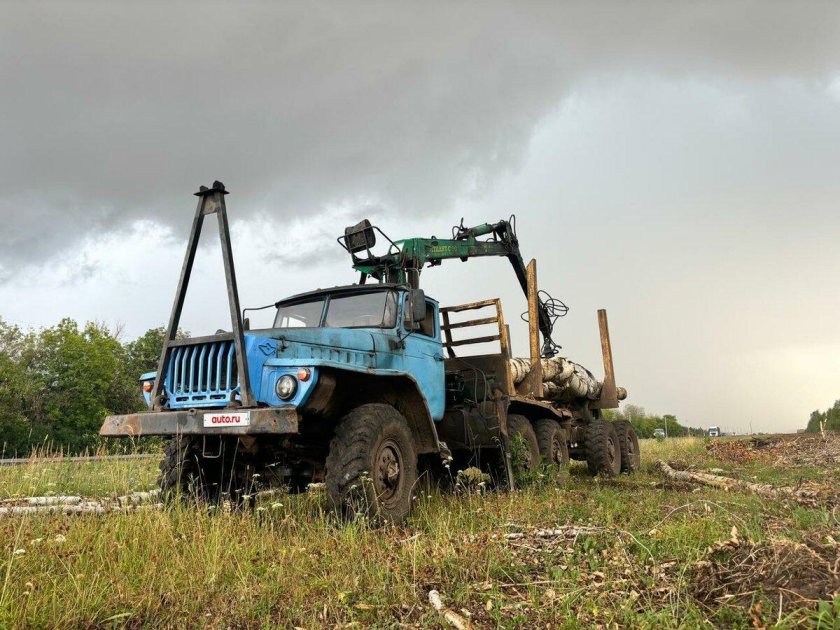 Урал 5557 лесовоз с гидроманипулятором