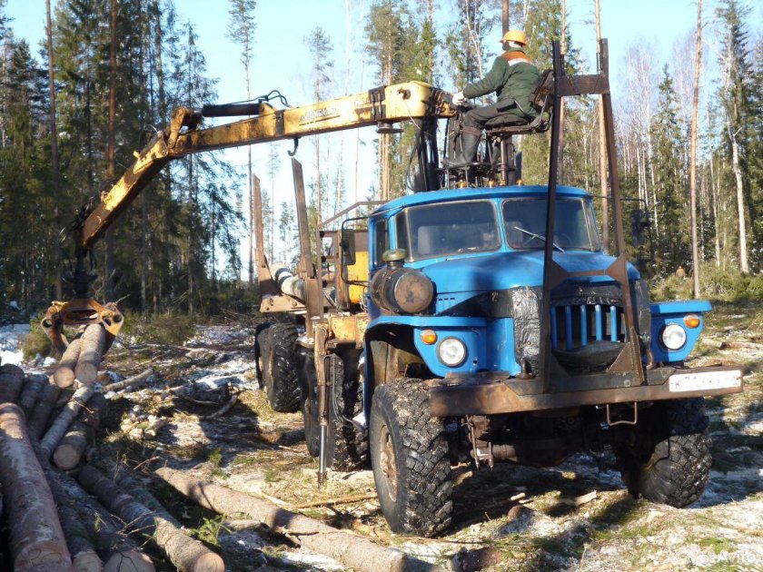 Машина Урал лесовоз
