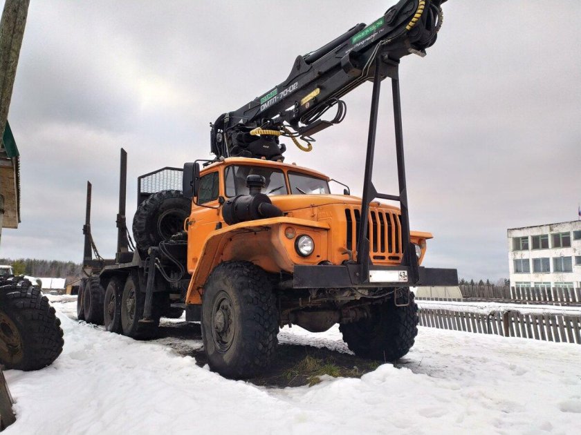 Урал 5557 лесовоз