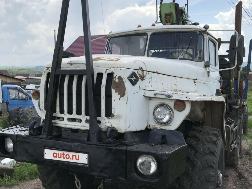Урал 5557 лесовоз