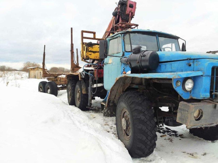 Урал лесовоз с манипулятором