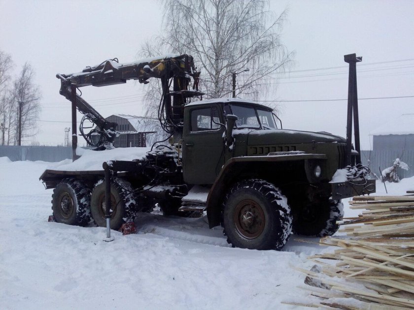 Урал 375 с манипулятором