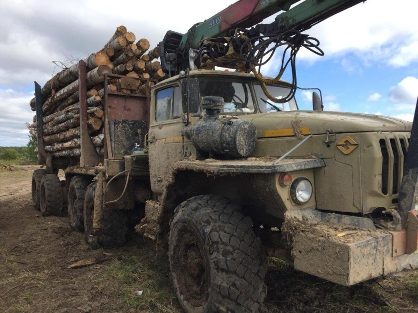 Урал 4320 с манипулятором лесовоз