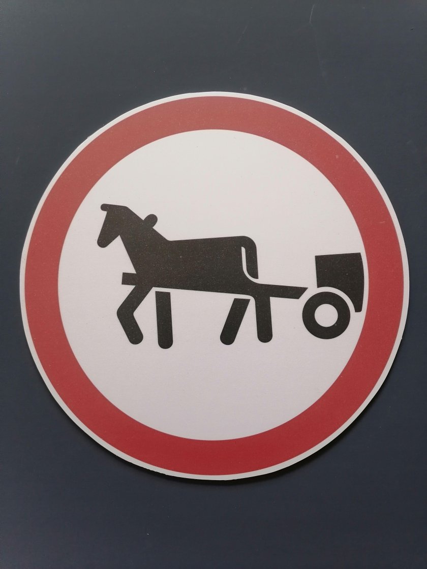 Движение гужевых повозок запрещено