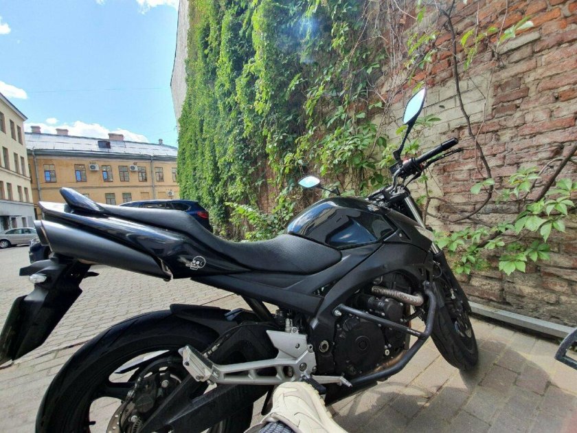 Suzuki GSR 600 Black