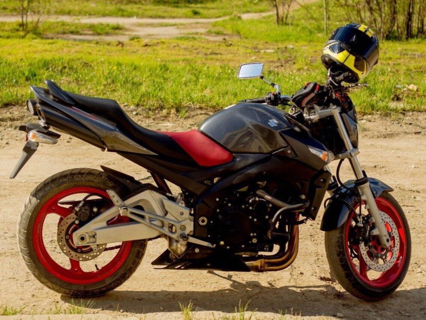 Мотоцикл Сузуки GSR 600