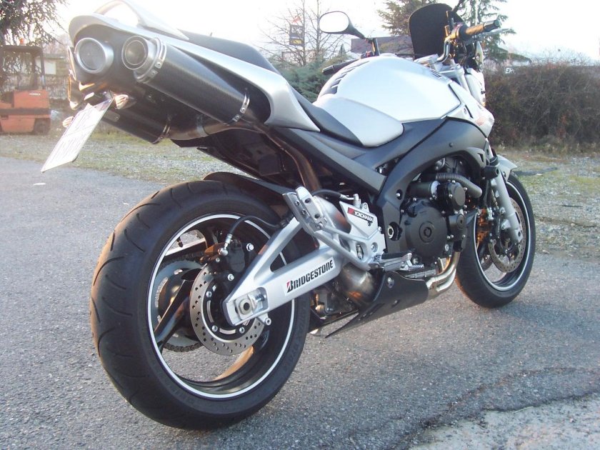 Suzuki GSR 600 глушитель