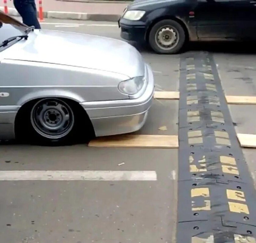 Заниженная Приора и лежачий полицейский