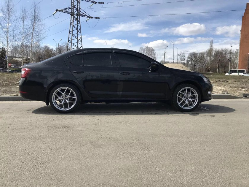 R17 на черной Октавия а7