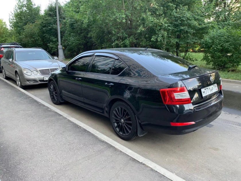Skoda Octavia черная r18
