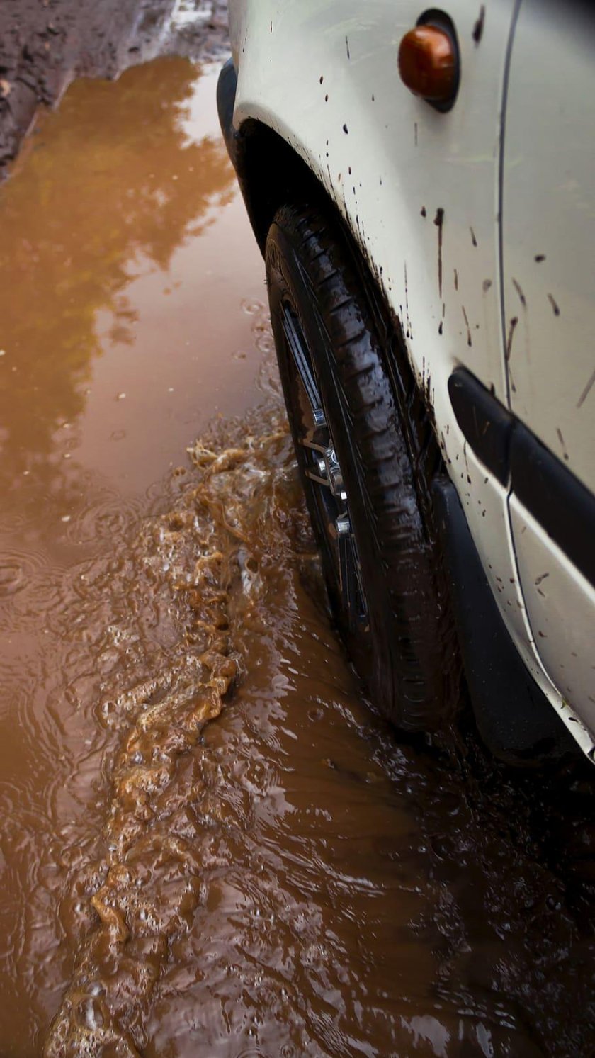 Колесо в грязи