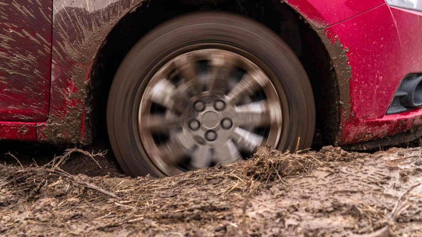 Машина застряла в грязи