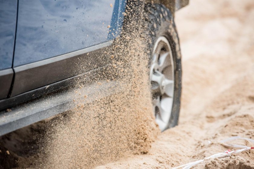 Машина после дождя с песком