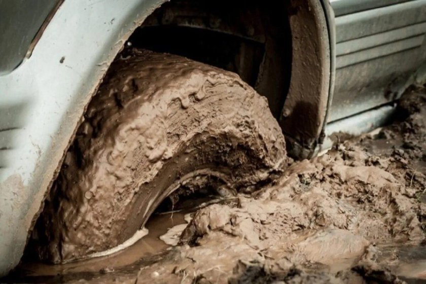 Колесо в грязи