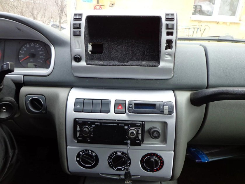 Панель под магнитолу на УАЗ Патриот 2010