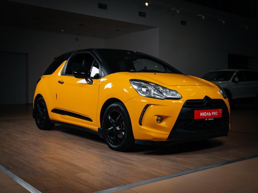 Жёлтый хэтчбек