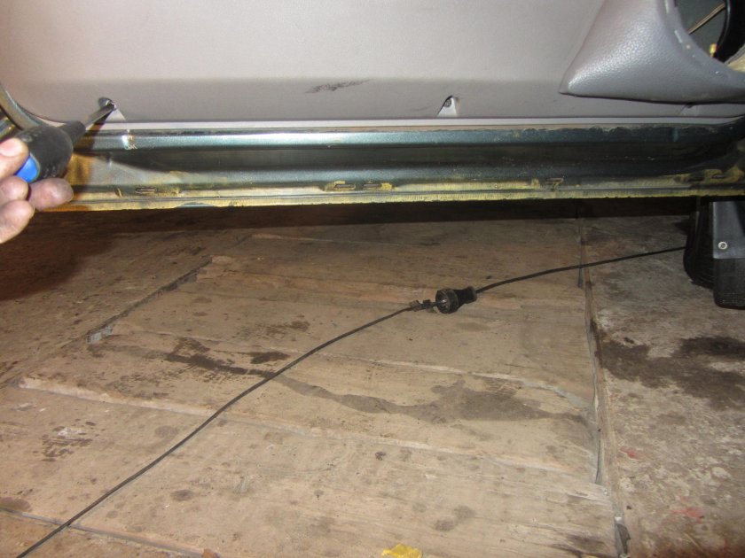 Винты на двери Приоры обшивки