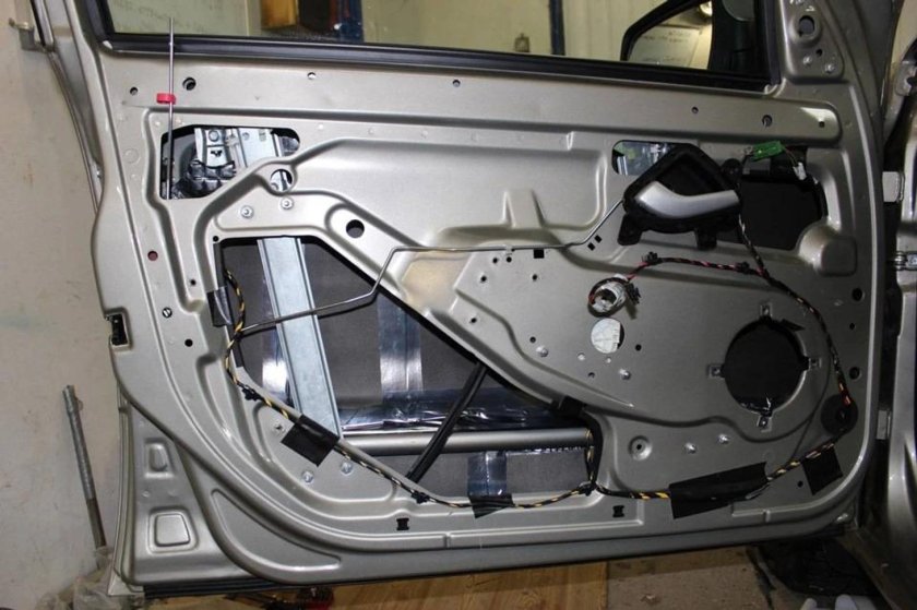 Задняя дверь Лада Гранта фл разобранная