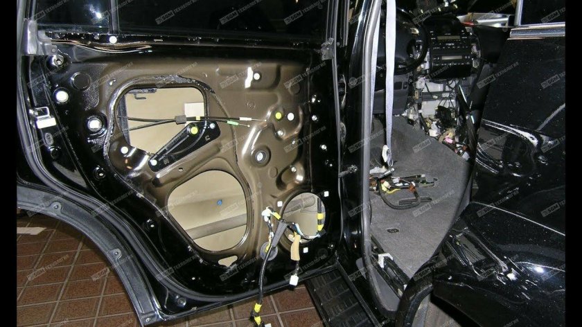 Дверь автомобиля разобранная