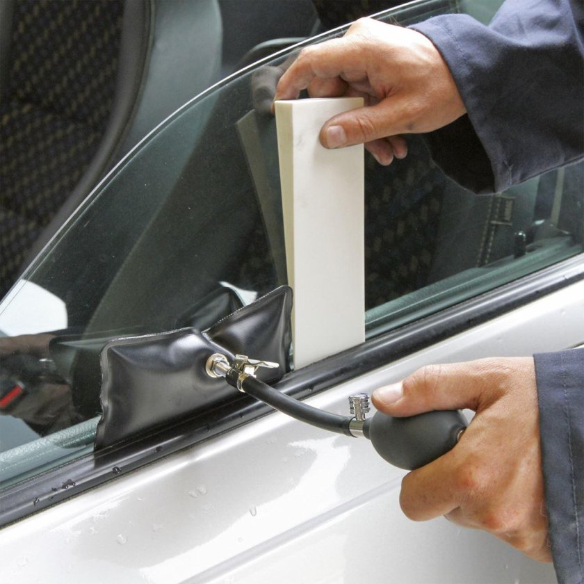 Приспособление для открывания двери автомобиля