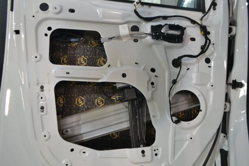 Шумоизоляция дверей Рено Логан 1