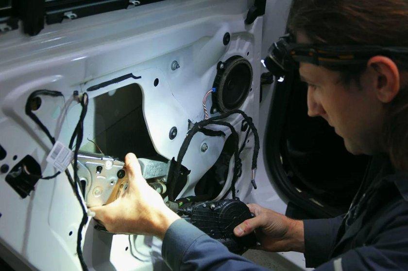 Автодоводчик дверей автомобиля