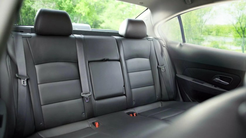 Круз хэтчбек салон сзади