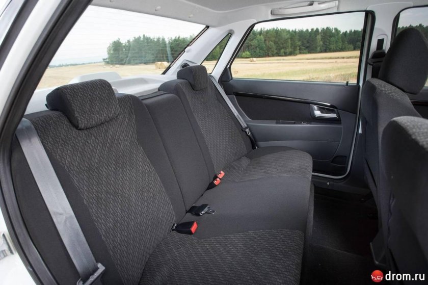 Лада Приора седан салон сзади