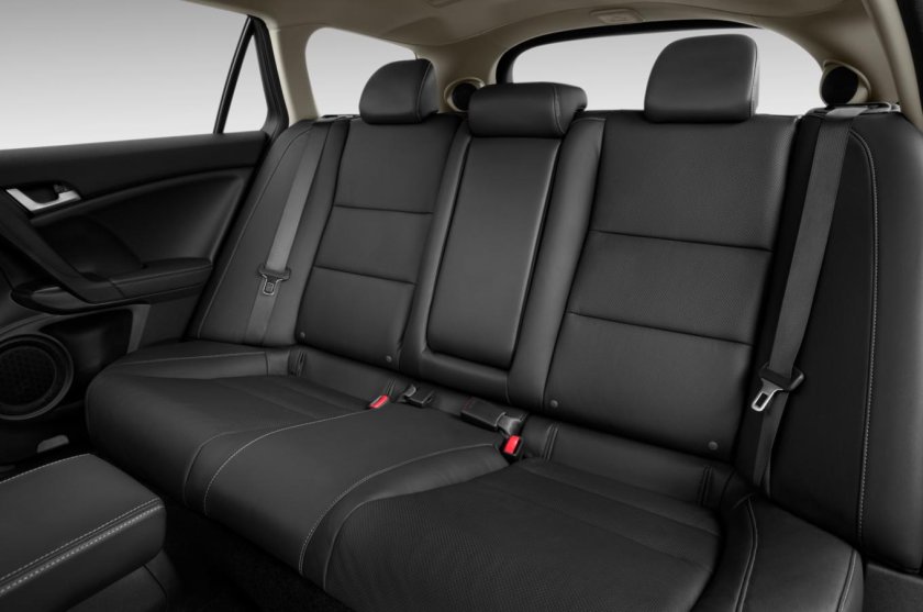 Заднее сиденье автомобиля