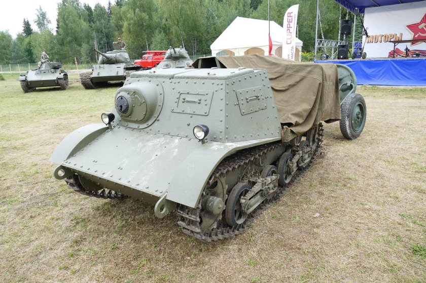 Тягач комсомолец