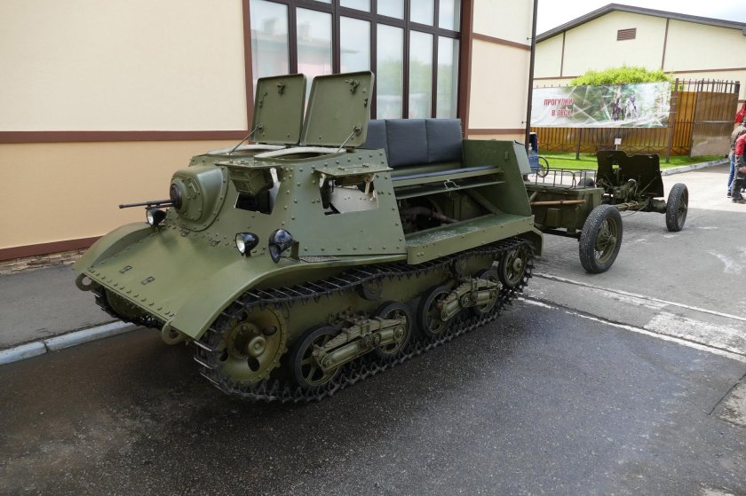 Тягач комсомолец