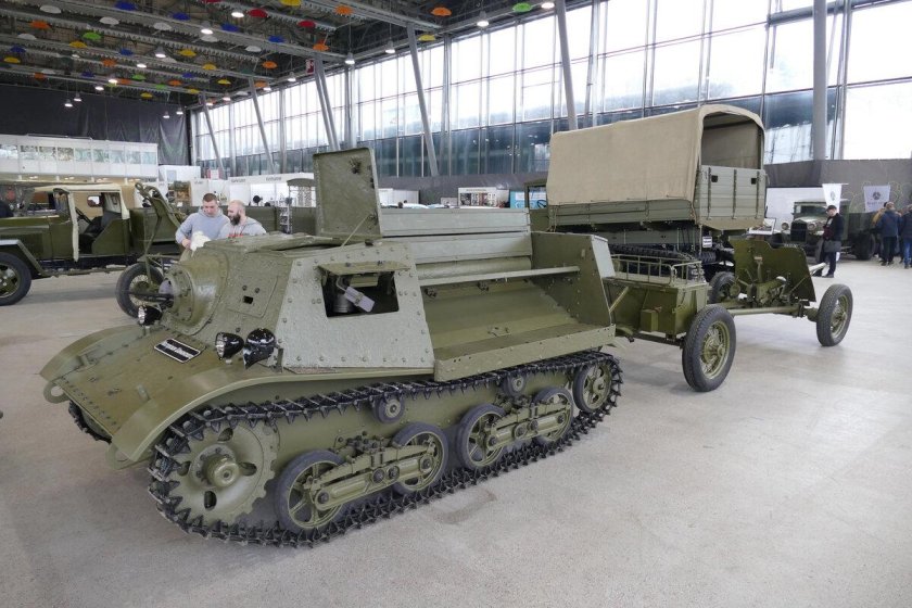 Гусеничный тягач АТС-712