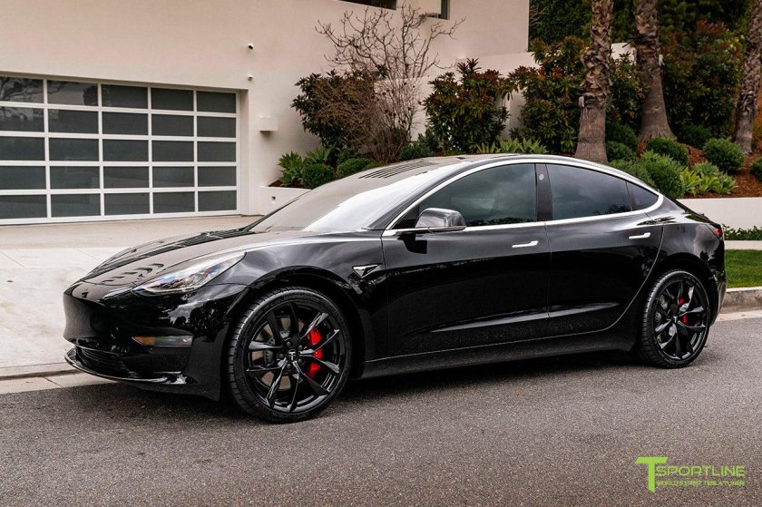 Черная Тесла модель 3 перфоманс