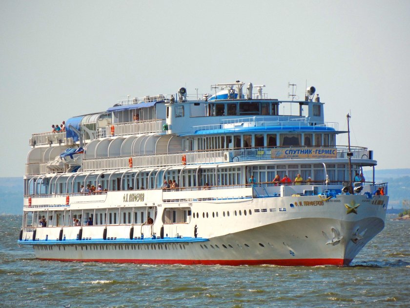 Теплоход Федор Панферов