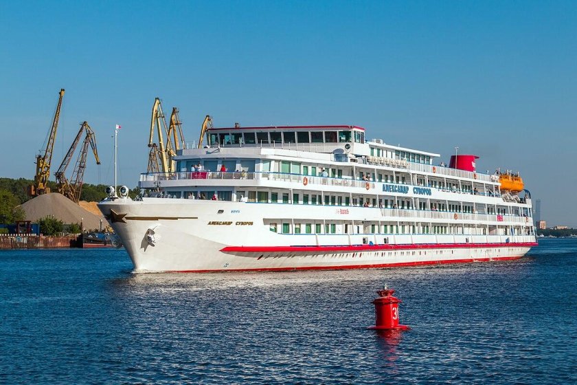 Александр Суворов – четырехпалубный круизный теплоход проекта 92-016