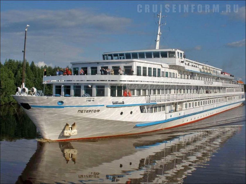 Теплоход Петергоф