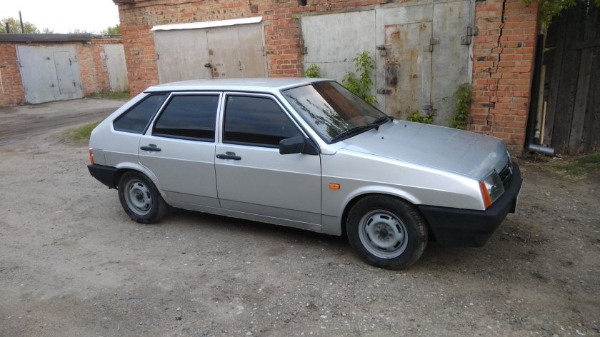 ВАЗ 2109 серебристая