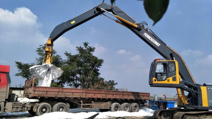 Telescopic boom excavator