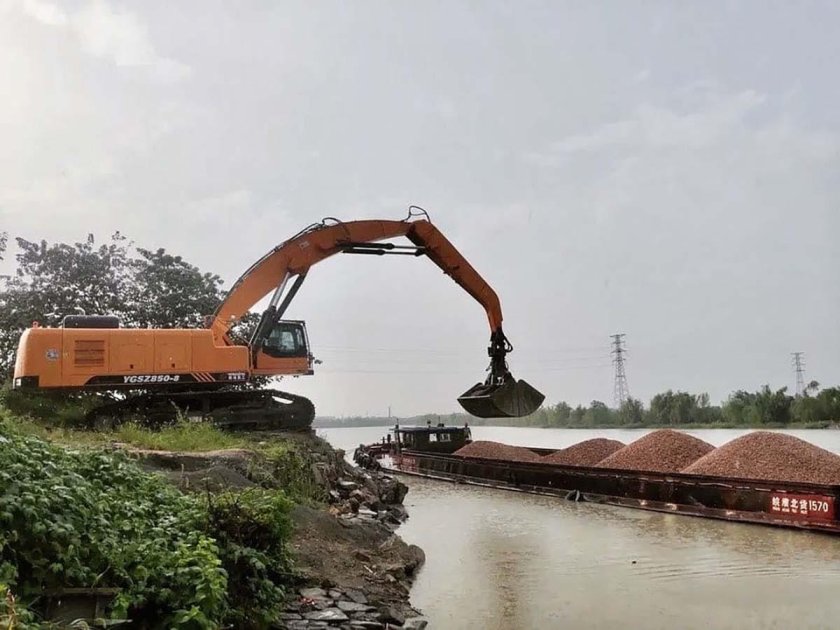 Amphibious excavator