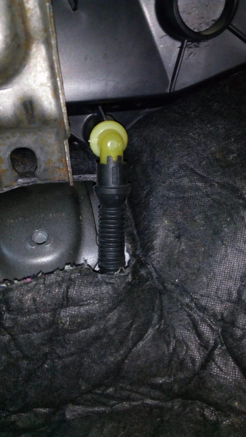 Форд фокус 1 трубка слива конденсата