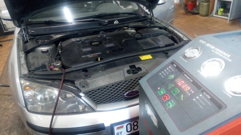 Заправочные штуцера кондиционера Форд Мондео 3