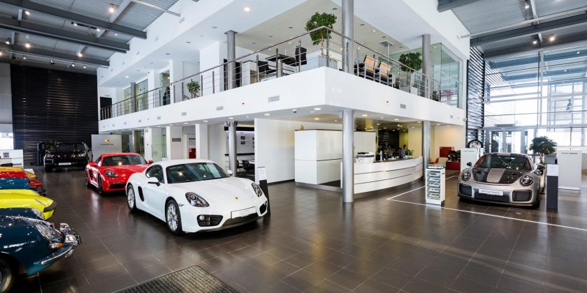 Машины в автосалоне