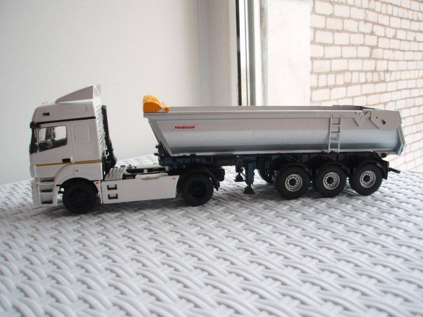 КАМАЗ 5490 С полуприцепом 1.43