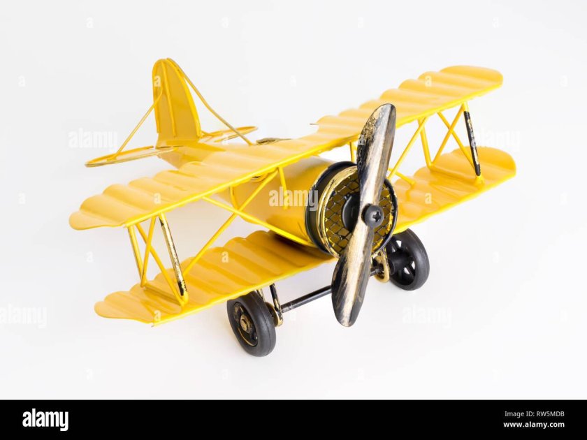 Желтый игрушечный самолет