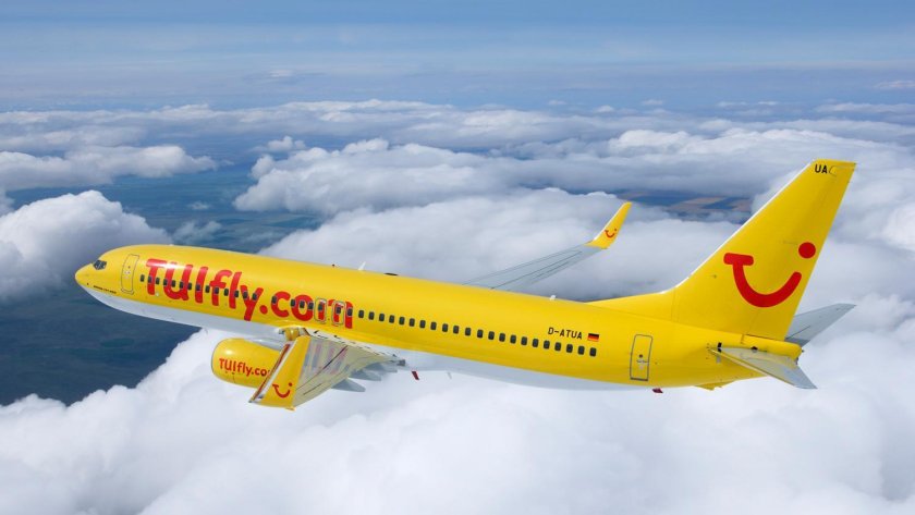 Пассажирский самолет желтого цвета