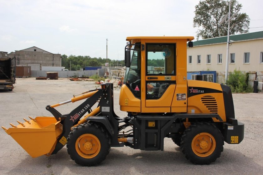 Фронтальный погрузчик Redstar 150