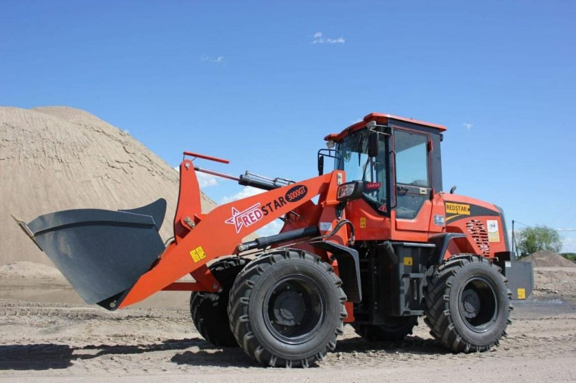 Фронтальный погрузчик Redstar 3000gt