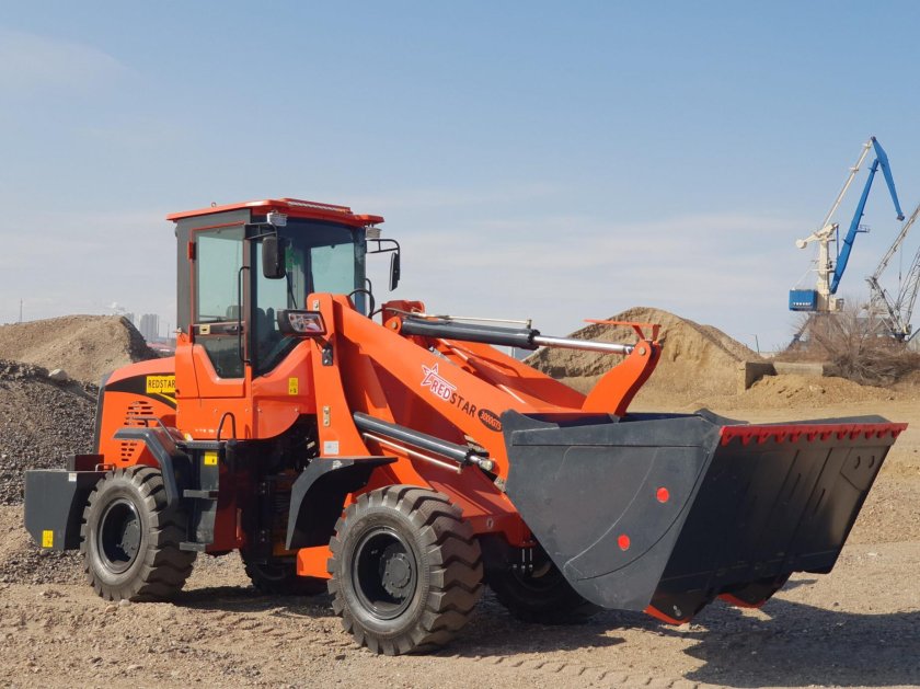 Фронтальный погрузчик Redstar 3000gt