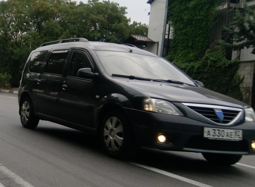 Рено Логан 2012г черный на природе фото