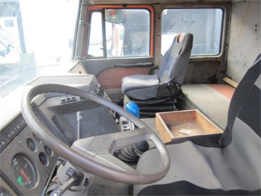 Iveco 190-33 салон